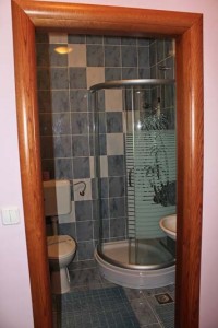 Apartment with kitchen Lana  - bathroom - Cheap accommodation Zagreb